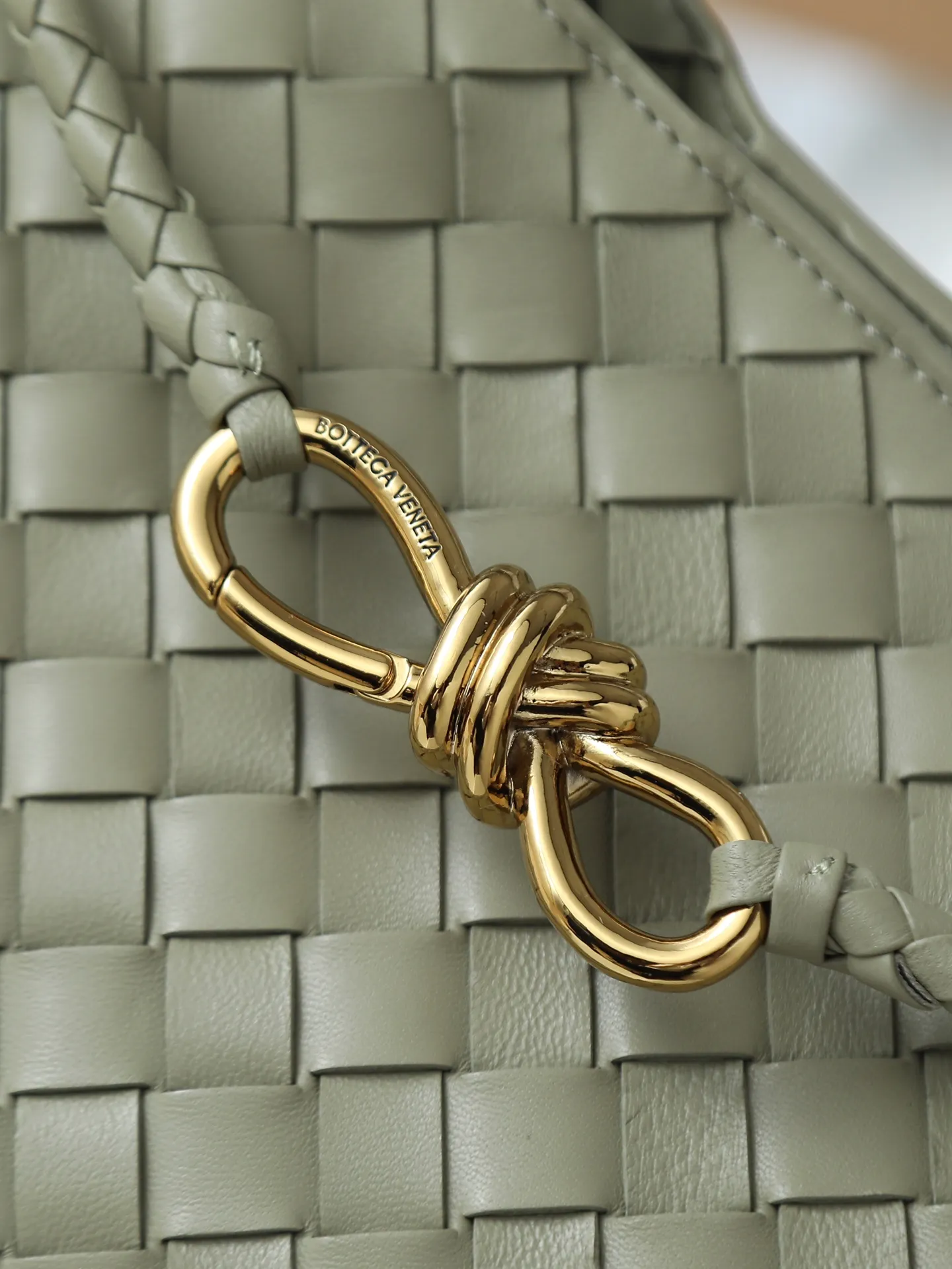 1550. Andiamo is shipping‼ ️Really popular🔥The new Andiamo woven handbag launched by Bottega Veneta this season is really popular all over the world! ! Celebrities at home and abroad have worn it, and Oscar-winning actress Michelle Yeoh has taken it out on the street. Song Jia, Trai Yala, Yu Feihong, Sanji Ayaka, Rosie Hunting-Whiteley, Yoshioka Riho, etc. have all worn this bag. It is classic and versatile and shows off your temperament, and the bag capacity is also large, which is very convenient for daily commuting! ! A variety of carrying methods, the shoulder straps can be adjusted by yourself, the original lambskin feels soft and delicate, and the unisex style breaks gender boundaries and brings a more practical and longer-lasting use experience. Andiamo, which has both elegant and casual styles, perfectly interprets the true appearance of "fashionable old money style". Style number: 766016 Size: 32*24*12